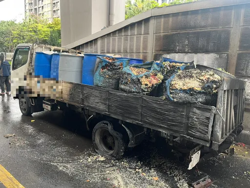 環東大道小貨車行進間自燃　駕駛開到一半「看到後輪有火光」急下車