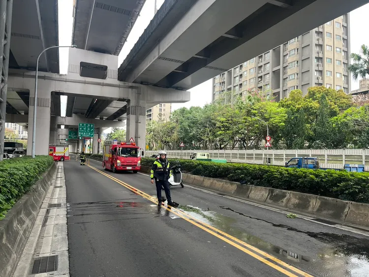 警方於現場疏導交通。翻攝畫面