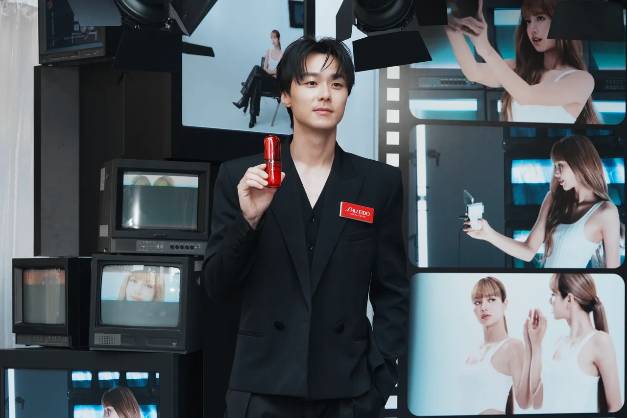 施柏宇與偶像Lisa都愛用資生堂小紅瓶。彭欣偉攝