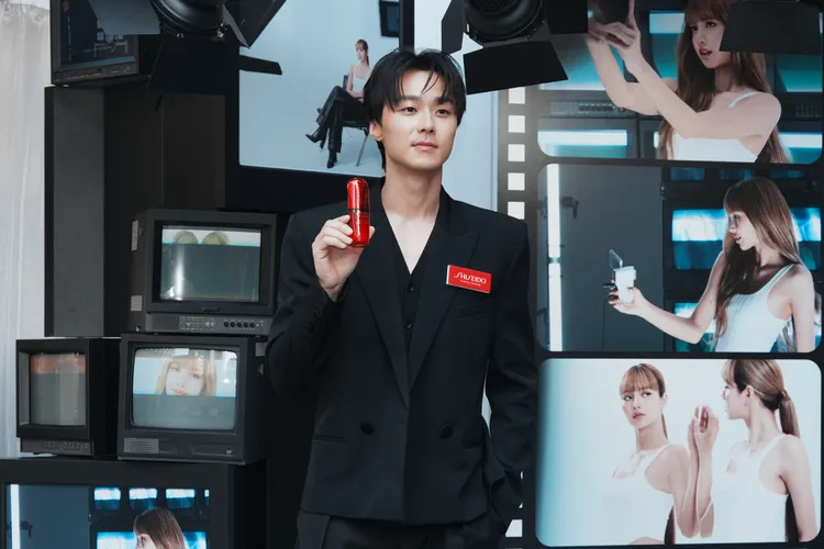 施柏宇與偶像Lisa都愛用資生堂小紅瓶。彭欣偉攝