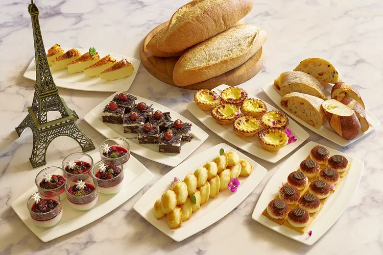 鉑麗安自助餐「歐洲經典主題自助餐」，有巴斯克乳酪蛋糕、提拉米蘇、瑪德蓮等。JR東日本大飯店台北提供