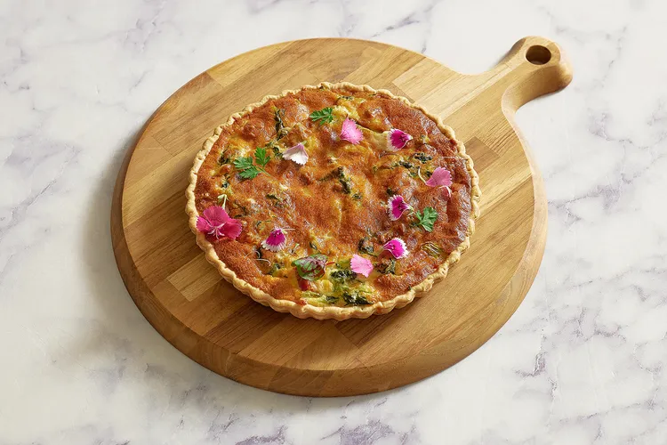 鉑麗安自助餐「歐洲經典主題自助餐」，有酥香派皮包裹培根與蛋奶餡的洛林鹹派，展現法國鄉村風味。JR東日本大飯店台北提供