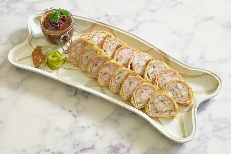 鉑麗安自助餐「歐洲經典主題自助餐」的 「法式豬肉派佐莓果醬」，酥香派皮與果醬酸甜形成細膩美味。JR東日本大飯店台北提供