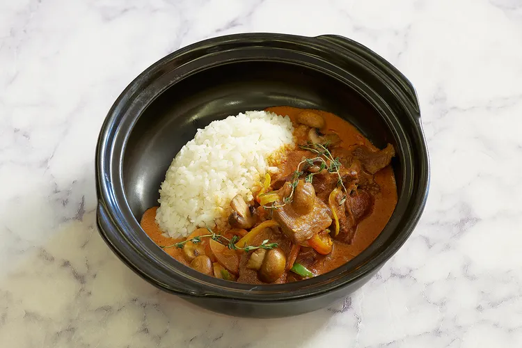 鉑麗安自助餐「歐洲經典主題自助餐」的 「俄式酸奶炒牛肉」，以酸奶與香料呈現東歐風味。JR東日本大飯店台北提供