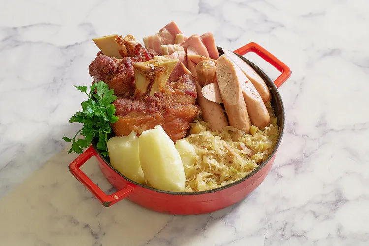 鉑麗安自助餐「歐洲經典主題自助餐」，有德國代表料理 「德國豬腳佐酸菜」， 外皮酥脆、肉質軟嫩的德國豬腳，搭配德式酸菜。JR東日本大飯店台北提供