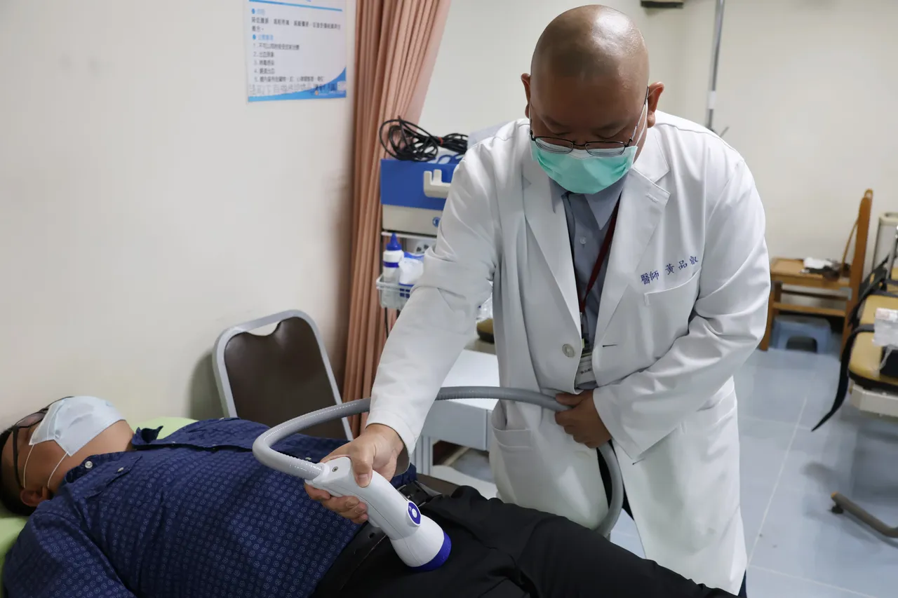 李綜合醫院泌尿科主治醫師黃品叡指出，體外震波治療有助改善性功能障礙。李綜合提供