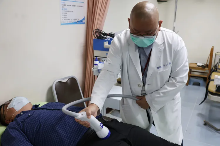 李綜合醫院泌尿科主治醫師黃品叡指出，體外震波治療有助改善性功能障礙。李綜合提供