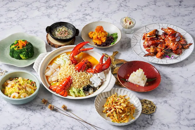 「紅樓狂饗」折扣超優惠，濃郁噴香的香蒜脆皮雞、鮮甜入魂的波士頓龍蝦泡飯，通通都打折。瀚寓酒店提供