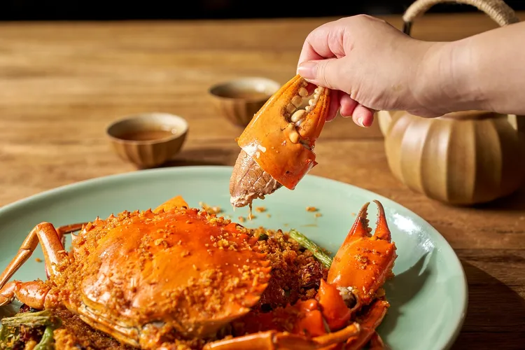 「避風塘炒蟹」嚴選肉質厚實彈牙的沙公，撥開蟹肉沾上蒜酥品味，濃郁蒜香與海味鮮甜漫溢口中，享受美味需3天前預訂。瀚寓酒店提供