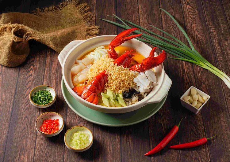 「波士頓龍蝦泡飯」視覺與鮮味兼具，整隻龍蝦切塊，再加上生食干貝與角瓜等鮮物，鮮甜入魂令人驚艷。瀚寓酒店提供