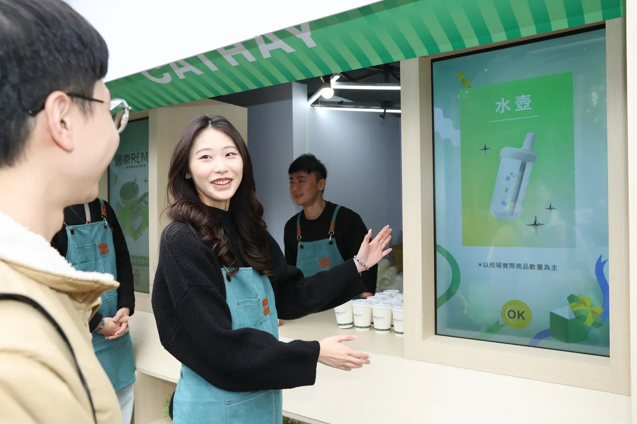 國泰以「國泰REMIX・我的職涯由我定調
」為主軸，佈置職缺資訊咖啡吧，並安排
職系學長姐現身說法，為青年學子提供諮
詢。國泰金控提供