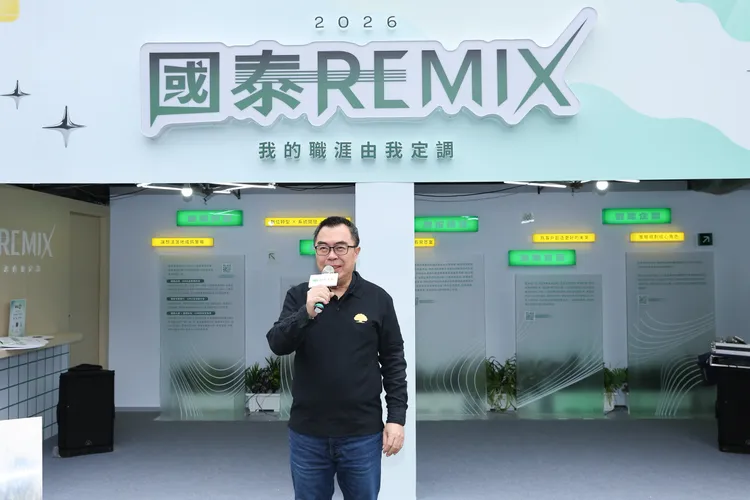 國泰金控暨五大子公司今（7）日前進台大校園參與徵才博覽會，國泰投信總經理張雍川現場受訪。國泰金控提供