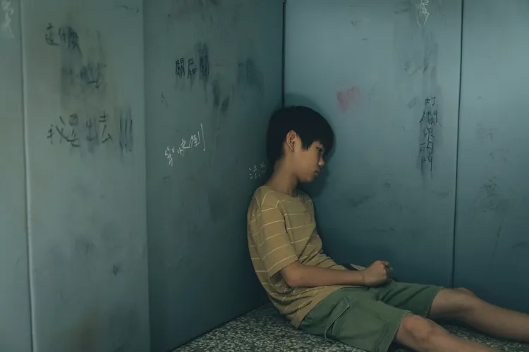 洪君昊11歲挑戰超壓抑育幼院童角色演到情緒潰堤。冬候鳥電影、文策院提供