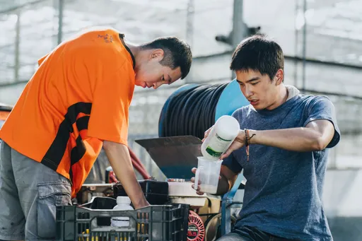 曾敬驊下田灑農藥苦練農務　到金紙工廠實習練開堆高機