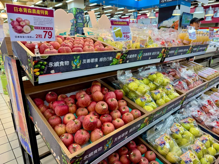 愛買量販首波青森蘋果系列單季已創下8位數營收。莊偉祺攝