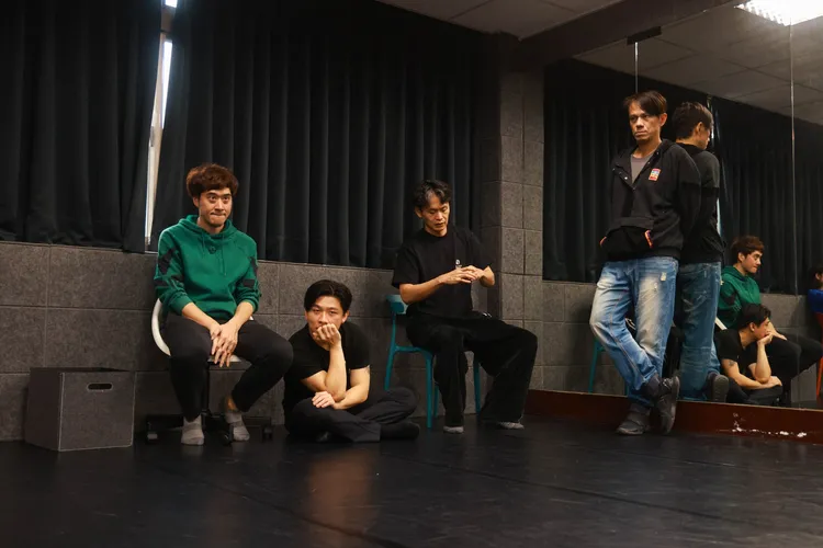 王為（左起）、謝孟庭、黃鐙輝和凱爾為音樂劇揮汗排練。瘋戲樂工作室提供