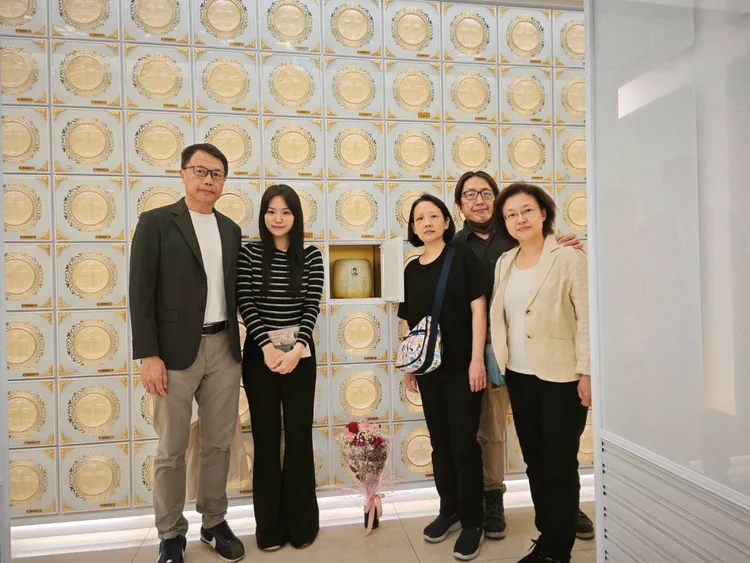 吳中純丈夫梅聖旻（左起）、女兒梅嬿翎、吳中純的妹妹、弟弟、大姊今天舉行入塔儀式，送別最後一程。梅聖旻提供