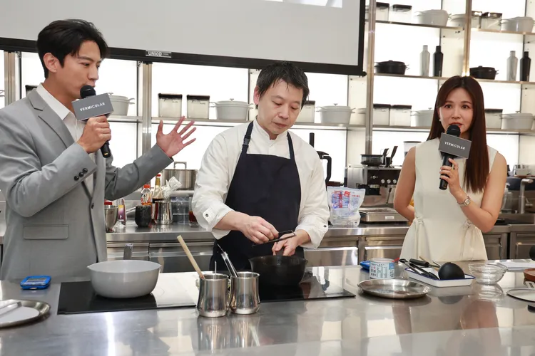 主廚現場示範蒸燒雞肉，利用雪平鍋均勻導熱與蒸氣循環，呈現外香內嫩的口感層次。黃若綾攝