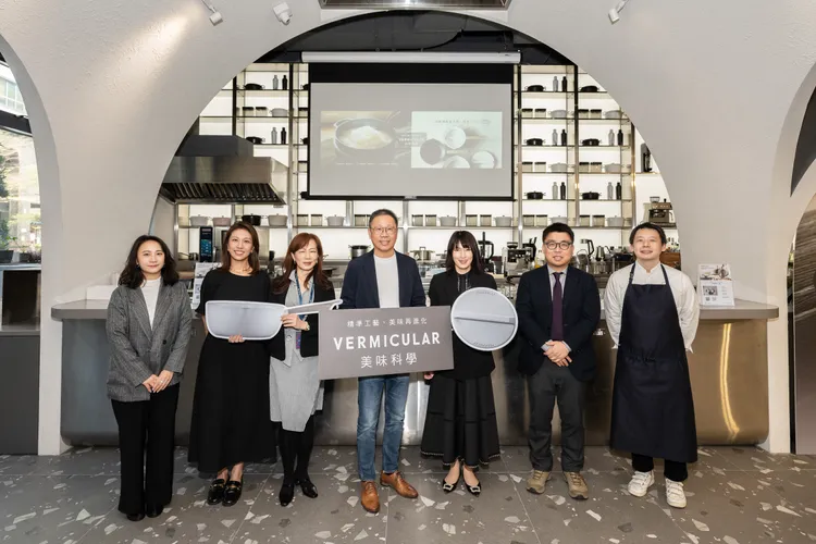 恆隆行董事長陳政鴻（中） 、恆隆行副總經理陳佩金（左3）、恆隆行新零售事業群新商品開發部經理陳怡如（左2）、 恆隆行新零售事業群新商品開發部行銷副理羅羽軒（左1）、Aichi Dobby全球銷售事業部本部長Kitakata Yuki北方友紀（右3）、 Aichi Dobby全球銷售事業部組長So Hiroshi宗寬（右2）、Aichi Dobby行銷本部食譜開發組組長Kevin Choo（右1）。恆隆行提供