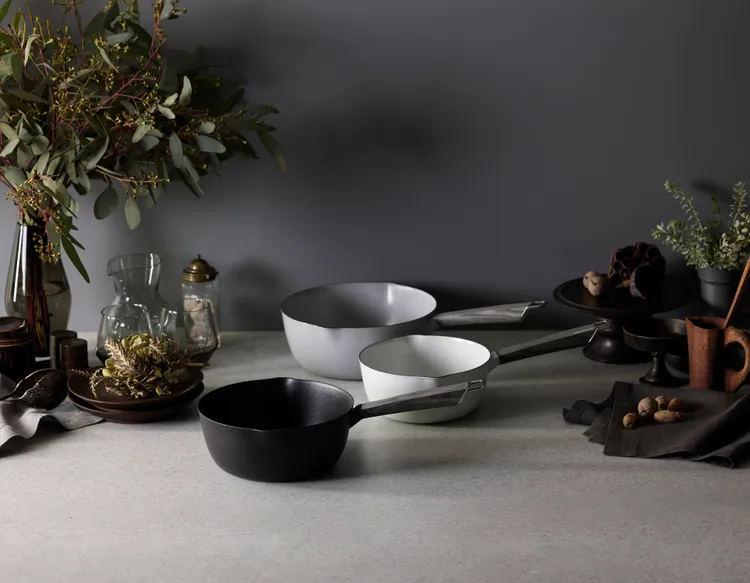 VERMICULAR【琺瑯鑄鐵雪平鍋】三款色系與多尺寸設計同步亮相，展現VERMICULAR兼具機能與美學的鍋具風格。恆隆行提供