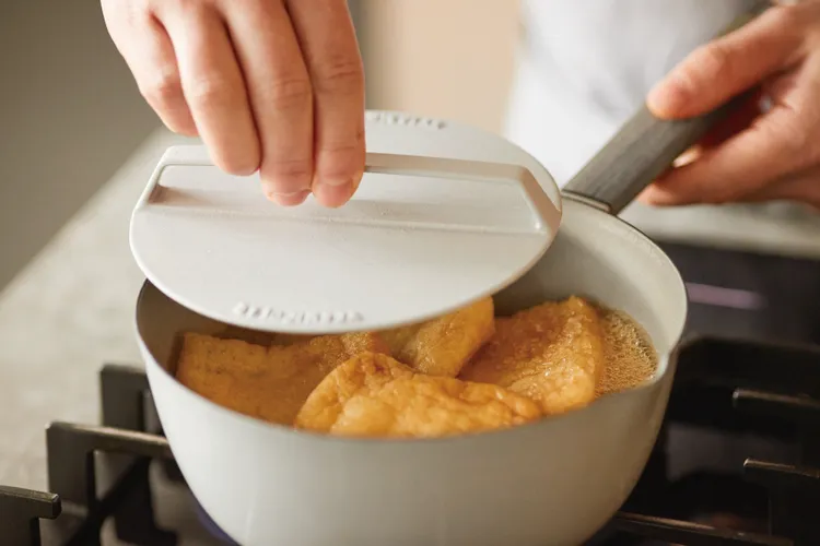 VERMICULAR【琺瑯鑄鐵雪平鍋】結合專屬鑄鐵落蓋設計，透過蒸氣循環強化風味凝縮，呈現「煎蒸鎖鮮」的料理特色。恆隆行提供