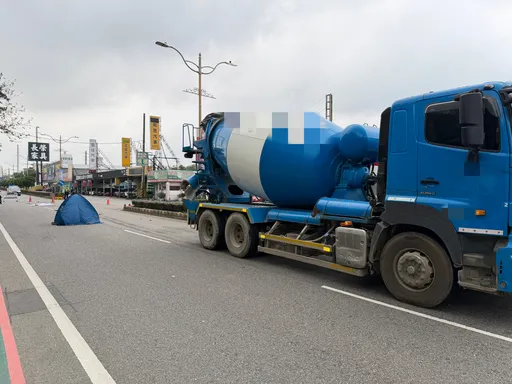 外送員疑身體不適連人帶車摔倒路中　慘遭後方水泥預拌車輾斃