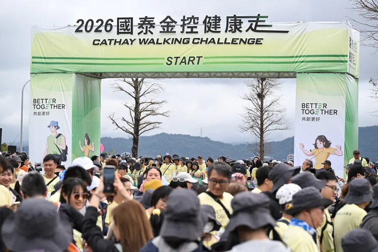 國泰金控於台北美堤河濱公園盛大舉行第二屆「2026國泰金控健康走」，今年活動規模全面升級，參加人數從去年的五千人翻倍成長，成功吸引逾萬名民眾響應，正式宣告成為台灣金融業規模最大的健走活動。國泰金控提供