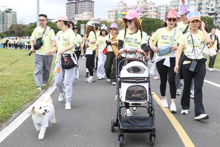 「國泰金控健康走」以「全齡友善」與「寵物共好」為主軸，規劃3K健康組、5K歡樂組及8K挑戰組三種路線，全面優化無障礙環境，確保長者、親子家庭與寵物族群都能在基隆河畔享受運動樂趣。國泰金控提供