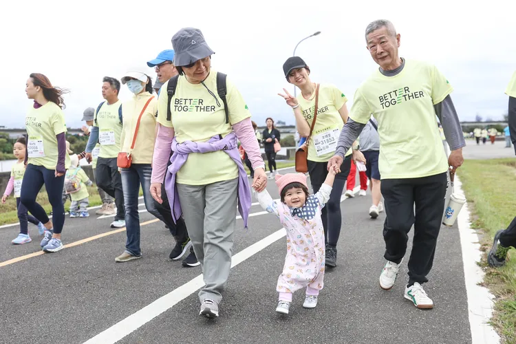 「國泰金控健康走」以「全齡友善」與「寵物共好」為主軸，規劃3K健康組、5K歡樂組及8K挑戰組三種路線，全面優化無障礙環境，確保長者、親子家庭與寵物族群都能在基隆河畔享受運動樂趣。國泰金控提供