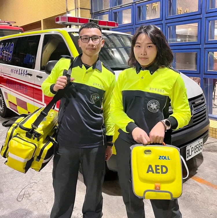 竹光分隊陳瑞明（左）、盧潔儀。新竹市府提供