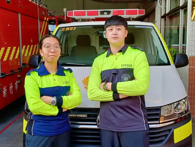 三民分隊楊佩儒（左）、鄭世玄。新竹市府提供
