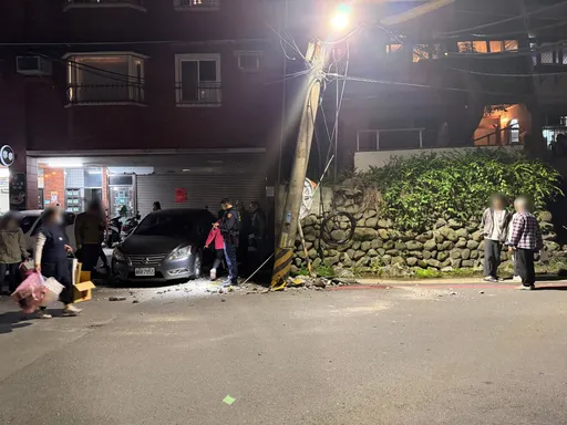 淡水小貨車自撞電桿　直接逃逸！住戶看傻全拍下