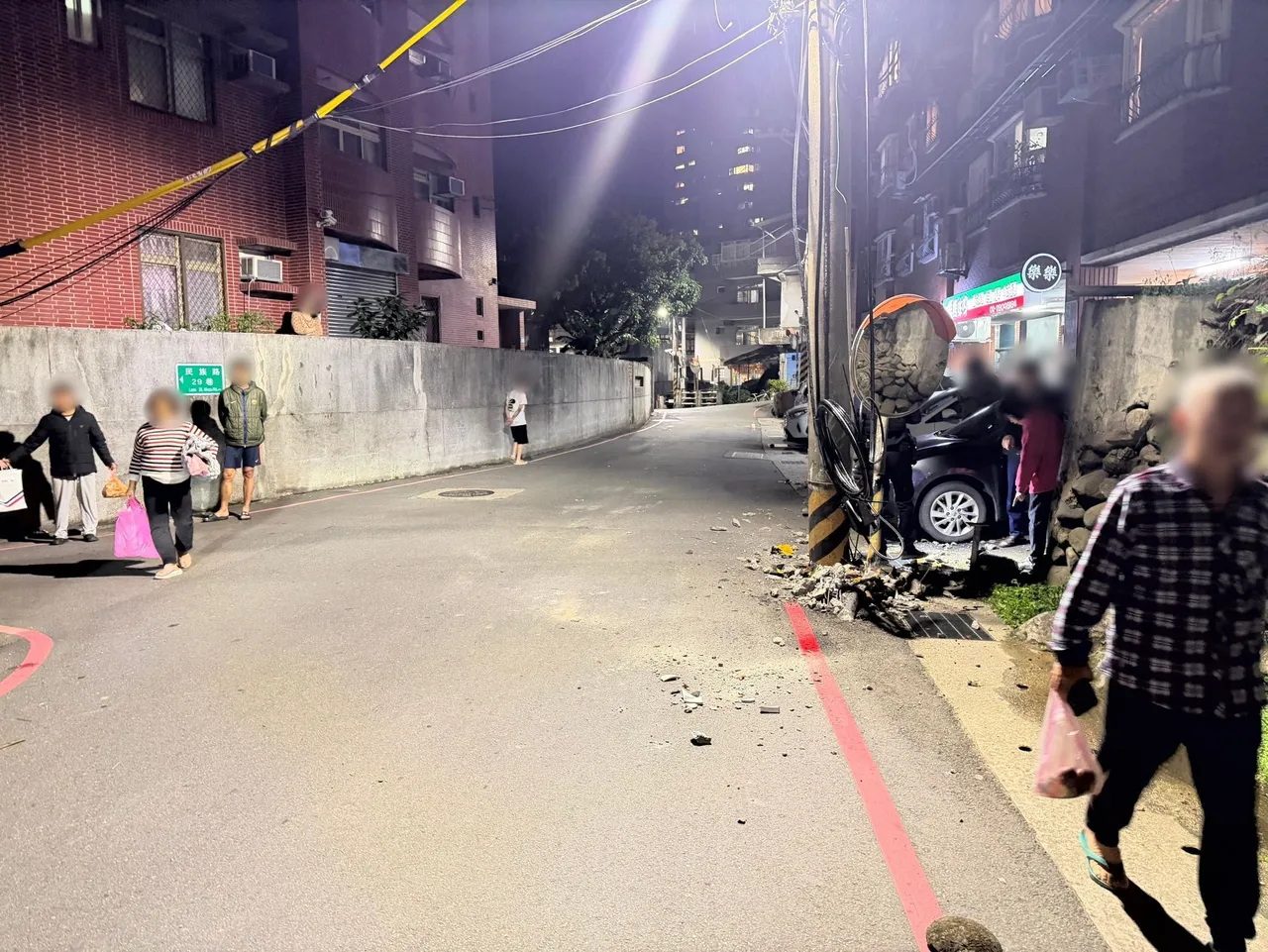 撞擊當下引起許多附近住戶關切。翻攝畫面