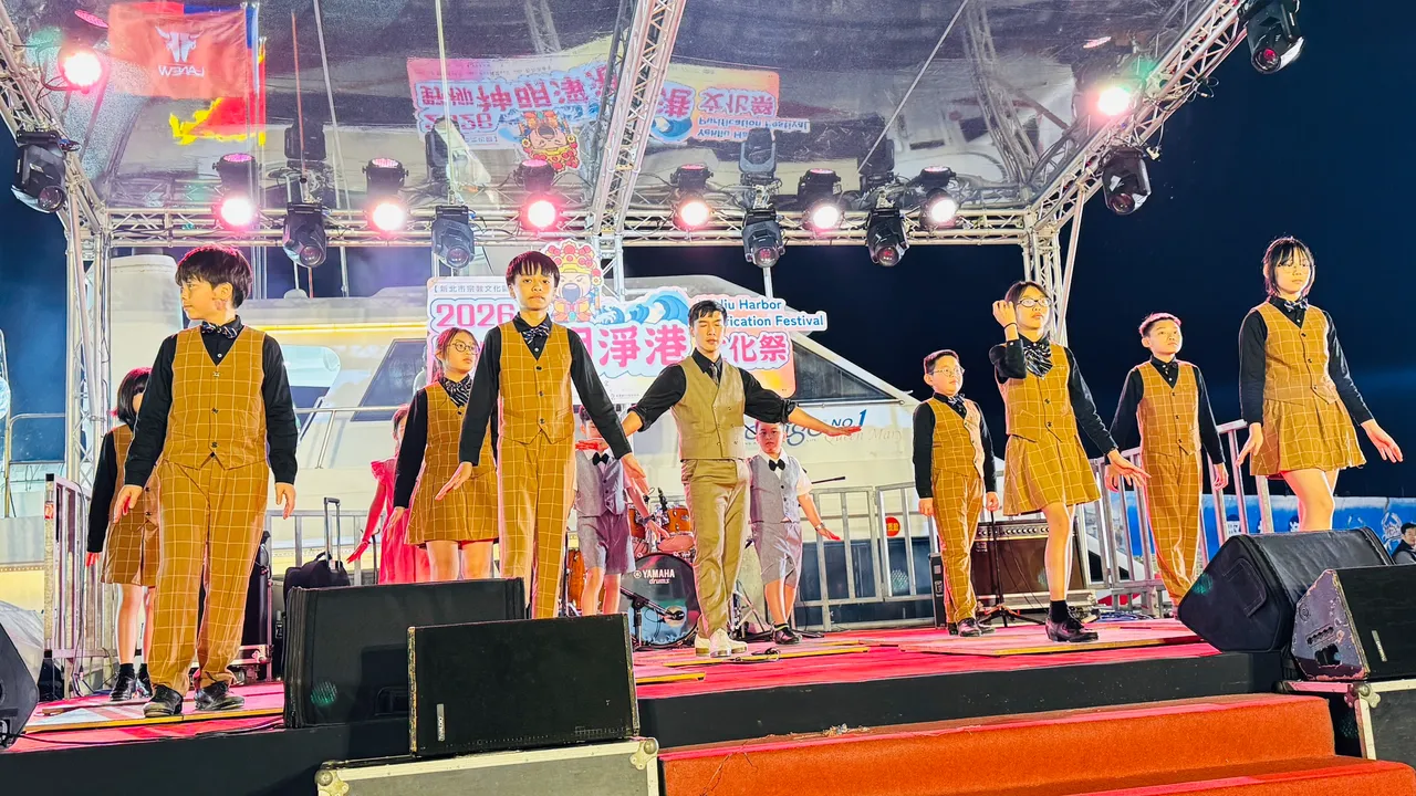 音樂會活動同時結合萬里在地社區團體演出，歌聲與漁火相互輝映，吸引大批民眾共襄盛舉。公所提供