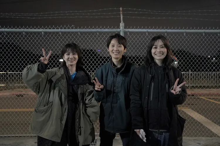 金鐘導演張均瑜(中)操刀MV視覺與金獎演員連俞涵(左)聯手為鄭宜農跨刀。邊走邊聽有限公司提供