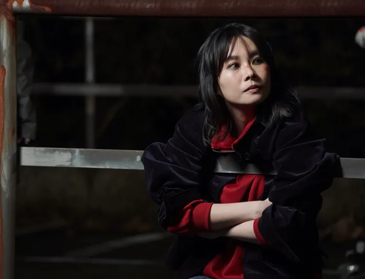 鄭宜農為新歌MV變身「動作片女打仔」。邊走邊聽有限公司提供