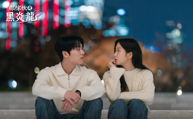 文佳煐（右）和小6歲的崔顯旭大談網路姐弟戀，首次合作就展現絕佳默契。東森提供