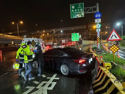 雨天打滑！機場接送車五股匝道自撞打橫　「前一秒猛踩煞車」畫面曝