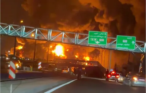 駭人血紅夜影片曝！以色列轟炸伊朗大油庫　川普加碼快遞2萬枚炸彈