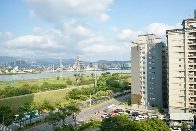 新北市三重區「富貴好室」社會住宅窗外可遠眺淡水河畔公園。邱筠媜攝