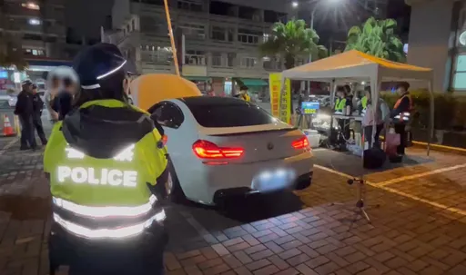 台中警環監出手攔「躁」　BMW改裝車噪音竟達飛機坪現場分貝數