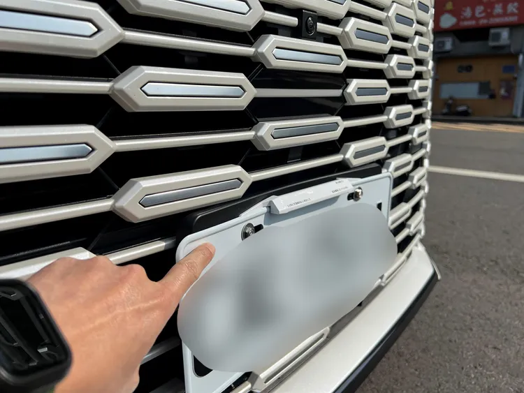 江南的車牌架受損。翻攝畫面