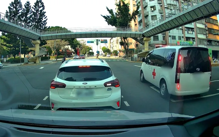 李男倒車撞到江男的車，不料左轉燈亮起時，李男竟開車離去。翻攝畫面