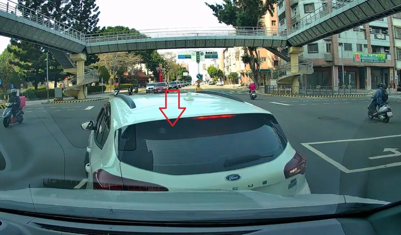 倒車撞車卻燈綠就走！　後車駕駛怒報警揪凶　