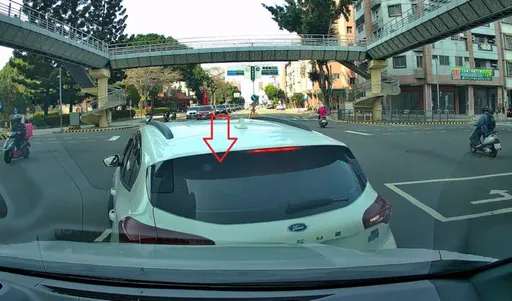 倒車撞車卻燈綠就走！　後車駕駛怒報警揪凶　