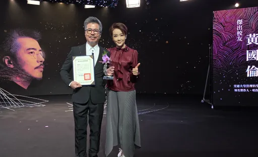 忘了寇乃馨在台下　黃國倫領傑出校友獎憶前女友