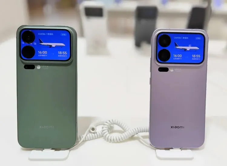 小米「旗艦級背面螢幕」設計，不僅能用主鏡頭自拍，也能快速查看訊息，建議售價24999元起。趙筱文攝