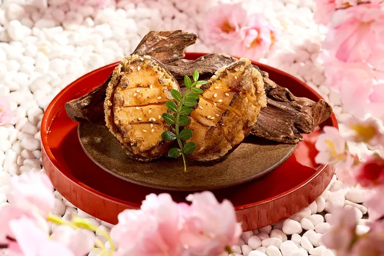 4月底前，在「藝奇」消費任1客套餐，還能以188元限量加購原價380元的「蒜香鮑旨煮」。王品集團提供