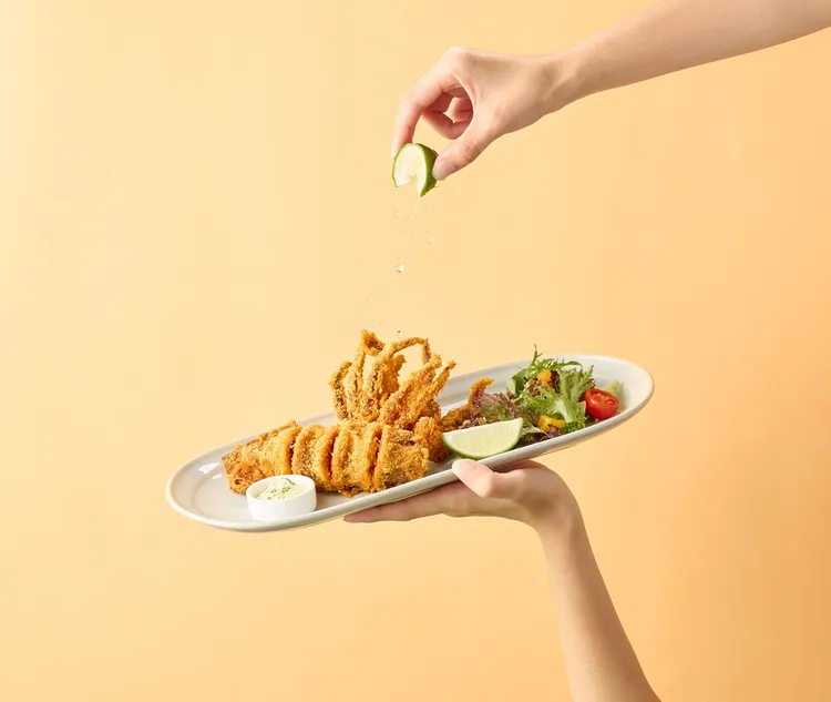 即日起至4/30，到「陶板屋」消費2客套餐，出示活動指定畫面即款待「金黃酥炸魷魚」。王品集團提供