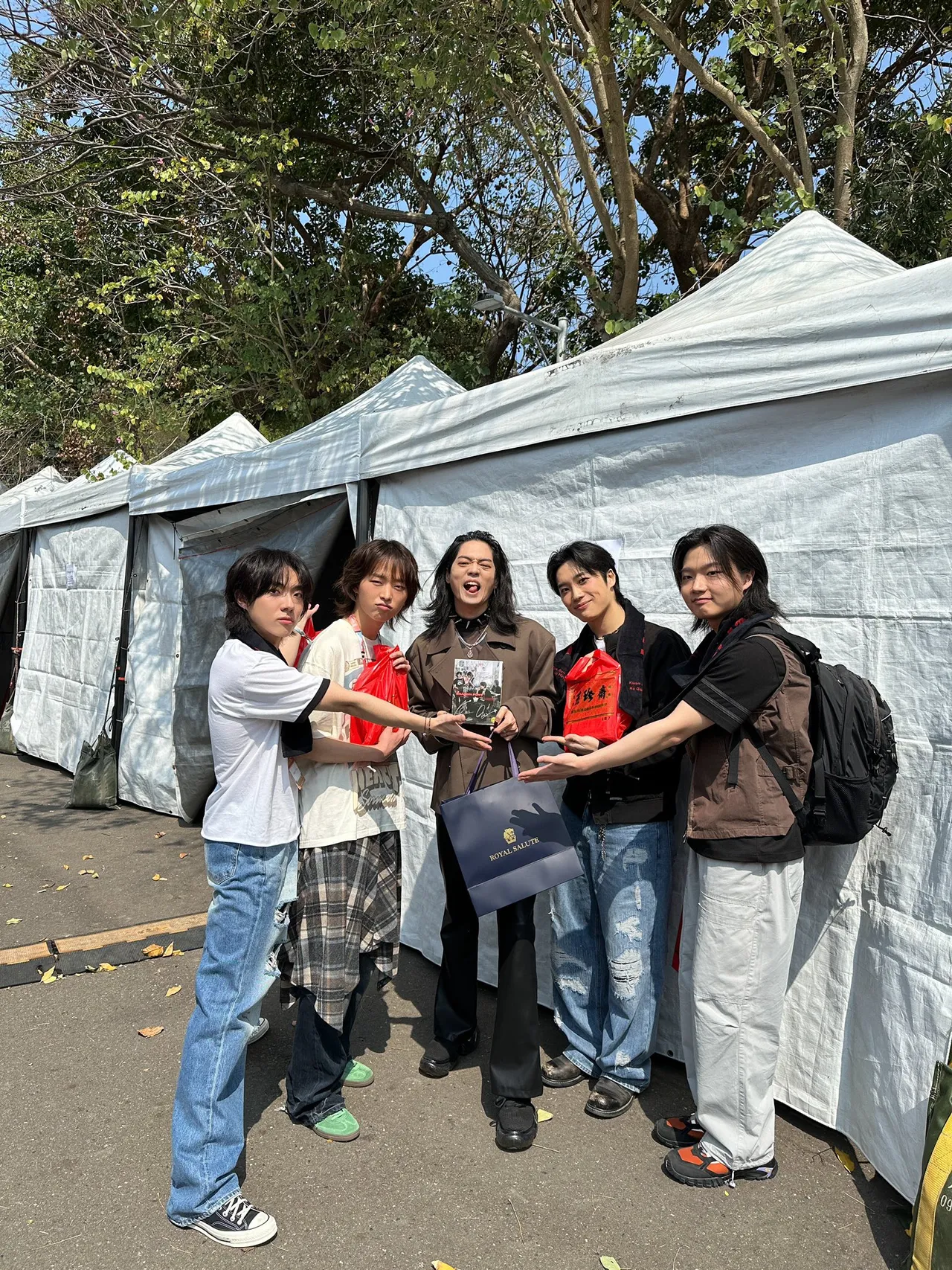 Dragon Pony去年首度參加浮現祭，與TRASH的頤原（中）結識，之後一直保持聯絡。翻攝Dragon Pony X